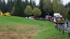 Die Fahrbahn der B38 war zum Zeitpunkt des Unfalldramas regennass. (Bild: TEAM FOTOKERSCHI / MARTIN SCHARINGER)