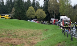 Die Fahrbahn der B38 war zum Zeitpunkt des Unfalldramas regennass.