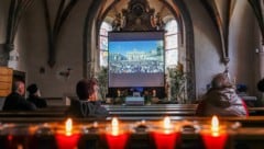 Die Pfarre Maxglan öffnete ihre Türen und übertrug die Beerdigung des Papstes in der Kirche (Bild: Markus Tschepp)