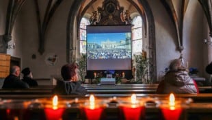 Die Pfarre Maxglan öffnete ihre Türen und übertrug die Beerdigung des Papstes in der Kirche (Bild: Markus Tschepp)