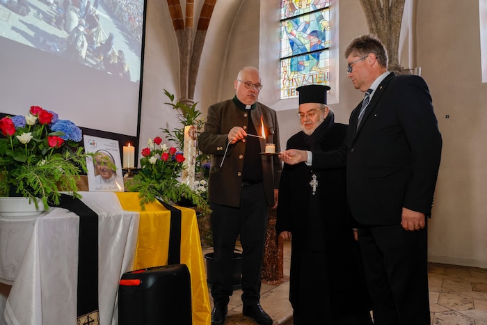 Pletzer, Papadopoulos und Welther (v.l.n.r.) zündeten gemeinsam eine Kerze an.