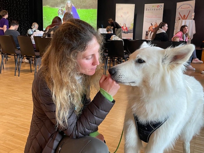 Julia Knafl mit ihrem Hund Toni