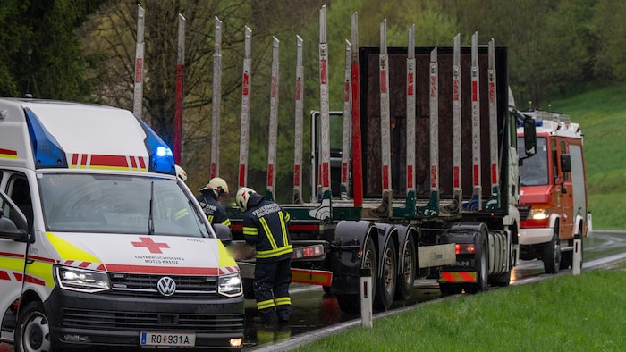 Das Heck des Holztransporters war ins Schleudern geraten.
