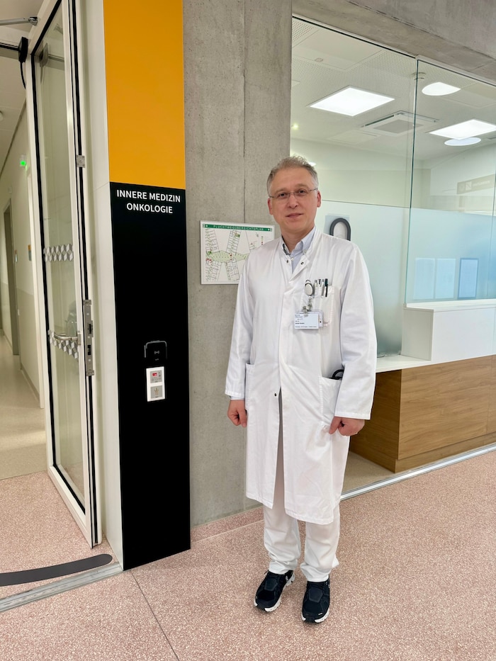 Einer der erfahrensten CAR-T-Zelltherapie- Anwender Österreichs, Oberarzt Dr. Jakob Rudzki, ...