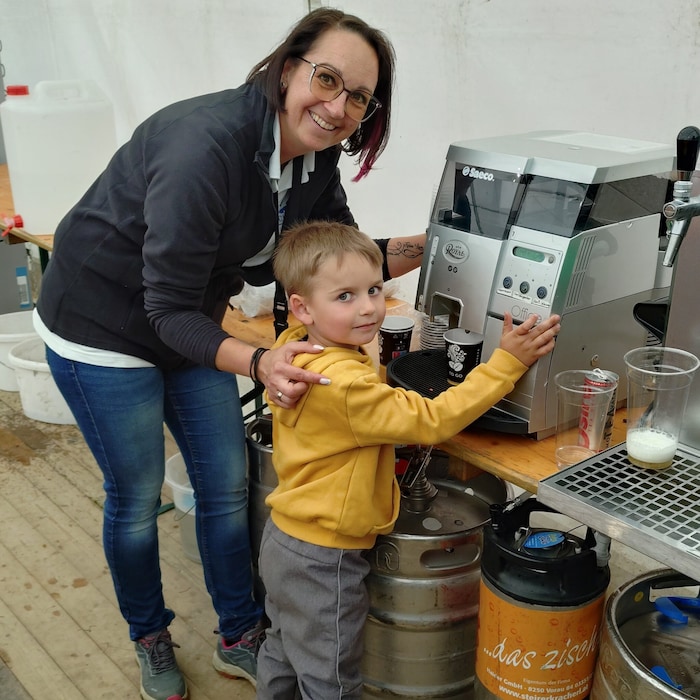 Der kleine Sevio hilft Mama Bianca an der Kaffeemaschine