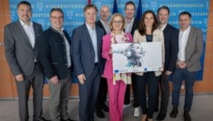 Die Geschäftsführer der Tourismus-Regionen, des Hauses der Digitalisierung, NÖ-Werber Michael Duscher (3. v. li.) und Landeshauptfrau Johanna Mikl-Leitner. (Bild: NLK/Khittl)