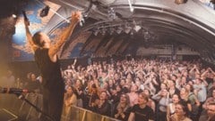 Sänger Dominik Wendl genoss am Freitagabend sichtlich das Bad in der Menge. Binnen weniger Monate spielten er und seine Bandkollegen gleich zweimal im ausverkauften Rockhouse. (Bild: arne-mueseler.com)