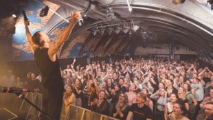 Sänger Dominik Wendl genoss am Freitagabend sichtlich das Bad in der Menge. Binnen weniger Monate spielten er und seine Bandkollegen gleich zweimal im ausverkauften Rockhouse. (Bild: arne-mueseler.com)