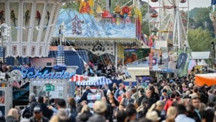 Tausende Urfahranermarkt-Fans strömten am gestrigen Starttag ans Donauufer – der Wettergott hatte ein Einsehen mit den Linzern. (Bild: Wenzel Markus)