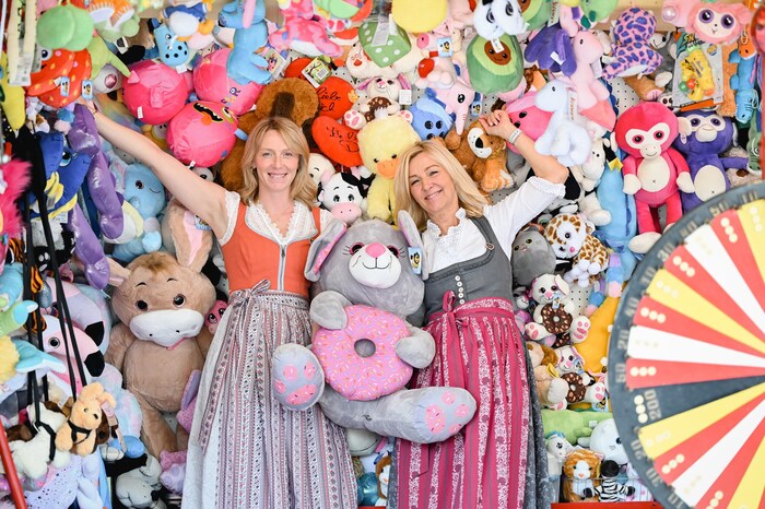 Theresa Gillhofer (li.) und Manuela Damm haben wieder ein abwechslungs- reiches Volksfest organisiert.