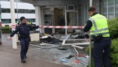 Das Bild von der Bankomatsprengung in einer Sparkassen-Filiale im Welser Stadtteil Pernau zeigt, ...