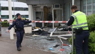 Das Bild von der Bankomatsprengung in einer Sparkassen-Filiale im Welser Stadtteil Pernau zeigt, wie drastisch die Täter vorgingen. Von diesen fehlt jede Spur – sie dürften zu den „Morocco-Gangs“ gehören. (Bild: Matthias Lauber/laumat.at)