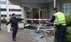 Das Bild von der Bankomatsprengung in einer Sparkassen-Filiale im Welser Stadtteil Pernau zeigt, ...