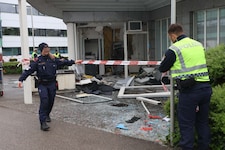 Das Bild von der Bankomatsprengung in einer Sparkassen-Filiale im Welser Stadtteil Pernau zeigt, ...