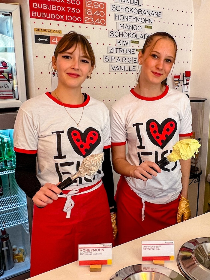 Andrea und Olivia von Buburuza Eis in Steyr werben für Mohn und Spargel als Kugel.