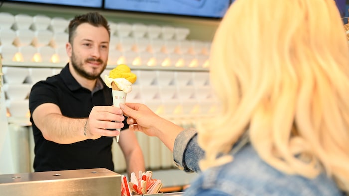 Filialleiter Andrei Nyeriak sorgt in der Surace Gelateria in der LentiaCity für Abkühlung.