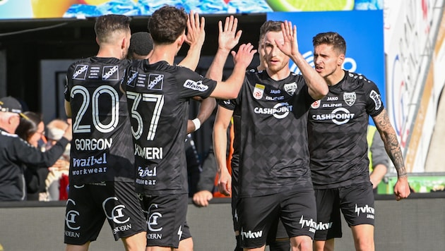 Nach einem 3:0-Heimsieg darf man schon einmal abklatschen … (Bild: GEPA)