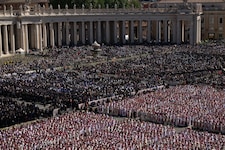 Hunderttausende am Petersplatz in Rom: Der Papst-Abschied wurde zum Lebenszeichen der Kirche. (Bild: Imre Antal) Hunderttausende am Petersplatz in Rom: Der Papst-Abschied wurde zum Lebenszeichen der Kirche. (Bild: Imre Antal)