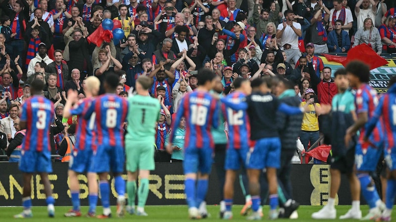 Crystal Palace will den ersten Titel der Vereinsgeschichte holen. (Bild: AFP/GLYN KIRK)