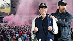 Die Hollywood-Stars Rob McElhenney (li.) und Ryan Reynolds (re.) freuen sich über den dritten Aufstieg ihres Klubs Wrexham AFC. (Bild: AP/Associated Press/Jon Super)
