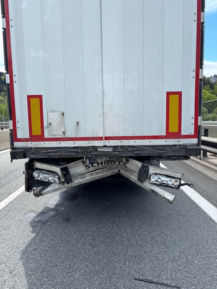 Der Lkw wurde circa fünf Meter nach vorne geschoben.