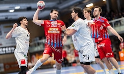 Fivers-Kapitän Marin Martinovic (am Ball), Leander Brenneis und Co. greifen an.