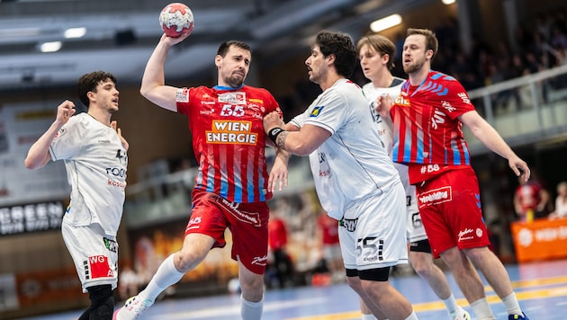Fivers-Kapitän Marin Martinovic (am Ball), Leander Brenneis und Co. greifen an.
