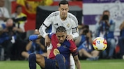 Kann Real Madrid die Entscheidung um den Meistertitel in Spanien gegenüber dem FC Barcelona vorerst offenhalten? (Bild: AP/Joan Monfort)
