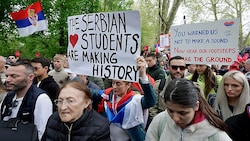 Serbische Studenten und Schüler wollen „Geschichte schreiben“. (Bild: EPA/RONALD WITTEK)