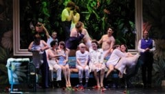 Das „Waldmeister“-Ensemble in fröhlicher Katerstimmung. (Bild: Strauss 25/(c) Marie-Laure Briane)