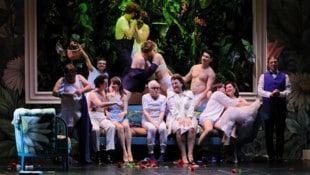 Das „Waldmeister“-Ensemble in fröhlicher Katerstimmung. (Bild: Strauss 25/(c) Marie-Laure Briane)