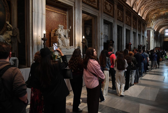 Menschen stehen Schlange, um das Grab von Papst Franziskus in der päpstlichen Basilika Santa ...