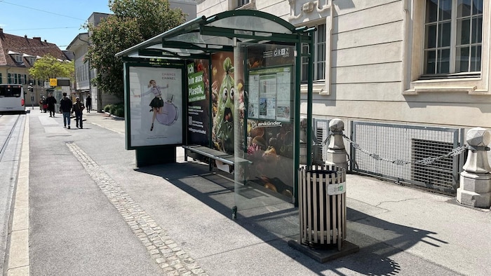 Spezielle Folien sorgen seit dem Vorjahr bei einigen Haltestellen in der Landeshauptstadt für ...