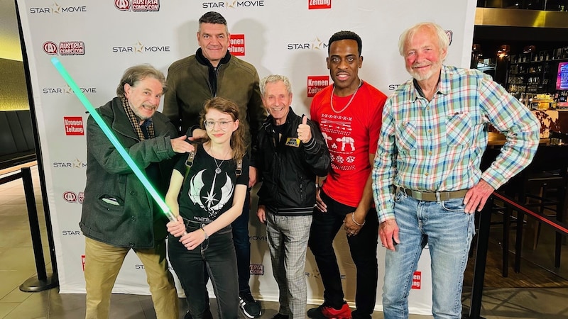 Krone Gewinnerin Isa Wagner aus Altenberg bei Linz mit den Star Wars Legenden Simon J. Williamson, Spencer Wilding, Nick Joseph, Kenny-Lee Mbanefo und Richard Oldfield (vl.) (Bild: Ulrich Hölbing/Star Movie)