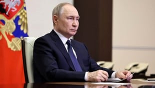 Die freudige Nachricht, die Kreml-Chef Wladimir Putin überbracht wurde, war verfrüht. (Bild: EPA/ALEXANDER KAZAKOV/SPUTNIK/KREMLIN/POOL)