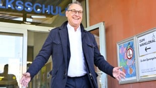 Bei der Bezirksvertretungswahl konnte Heinz-Christian Strache mit seinem Team HC zumindest zwei Sitze in Bezirksparlamenten erringen. (Bild: APA/HANS KLAUS TECHT)