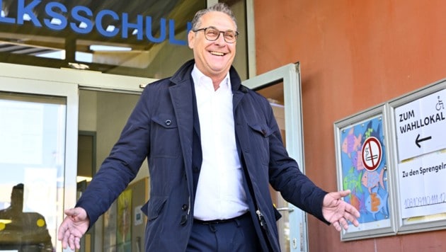 Bei der Bezirksvertretungswahl konnte Heinz-Christian Strache mit seinem Team HC zumindest zwei Sitze in Bezirksparlamenten erringen. (Bild: APA/HANS KLAUS TECHT)