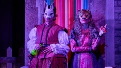 Köstliche Hassliebe: „Romeo“ Stefan Lasko und „Julia“ Julia Edtmeier (Bild: © Marcel Urlaub // Volkstheater)