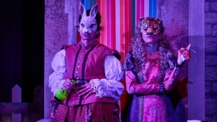 Köstliche Hassliebe: „Romeo“ Stefan Lasko und „Julia“ Julia Edtmeier (Bild: © Marcel Urlaub // Volkstheater)