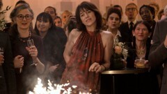Charlotte Gainsbourg spielt die Direktorin der Pariser Kompanie. 