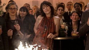 Charlotte Gainsbourg spielt die Direktorin der Pariser Kompanie.  (Bild: Amazon MGM Studios)