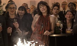 Charlotte Gainsbourg spielt die Direktorin der Pariser Kompanie. 