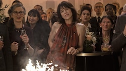 Charlotte Gainsbourg spielt die Direktorin der Pariser Kompanie.  (Bild: Amazon MGM Studios)