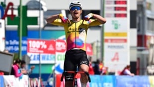 Alexander Konychev durfte in Wels über den Sieg beim Kirschblütenrennen jubeln. (Bild: Team Vorarlberg/eReinhard Eisenbauer)