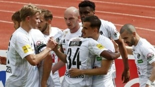 Dietmar Kühbauers „Wolfsrudel“ hat gegen die Salzburger „Bullen“ fette Beute gemacht ... (Bild: APA/GERD EGGENBERGER)