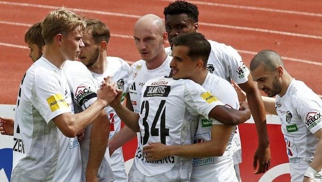 Dietmar Kühbauers „Wolfsrudel“ hat gegen die Salzburger „Bullen“ fette Beute gemacht ... (Bild: APA/GERD EGGENBERGER)