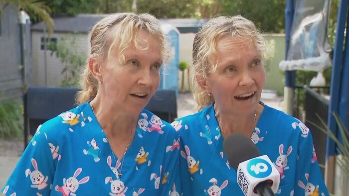 Bridgette und Paula können nicht verhindern, dass sie synchron sprechen.