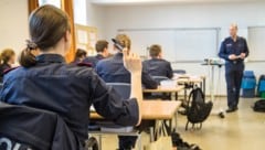 Die Polizeischulen sind im Moment so voll wie nie zuvor. (Bild: BMI/Gerd Pachauer (Symbolbild))