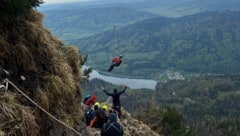 Die achtköpfige Gruppe wurde mit einem Seilgeländer und Klettergurt am Helikopter in Sicherheit gebracht. (Bild: Bergrettung St. Wolfgang)