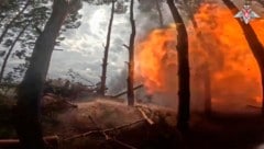 Eine 152-mm-Kanonenhaubitze des russischen Heeres, Giazint-B, beschießt ukrainische Stellungen in Cherson. (Bild: AP/AP ( via APA) Austria Presse Agentur)